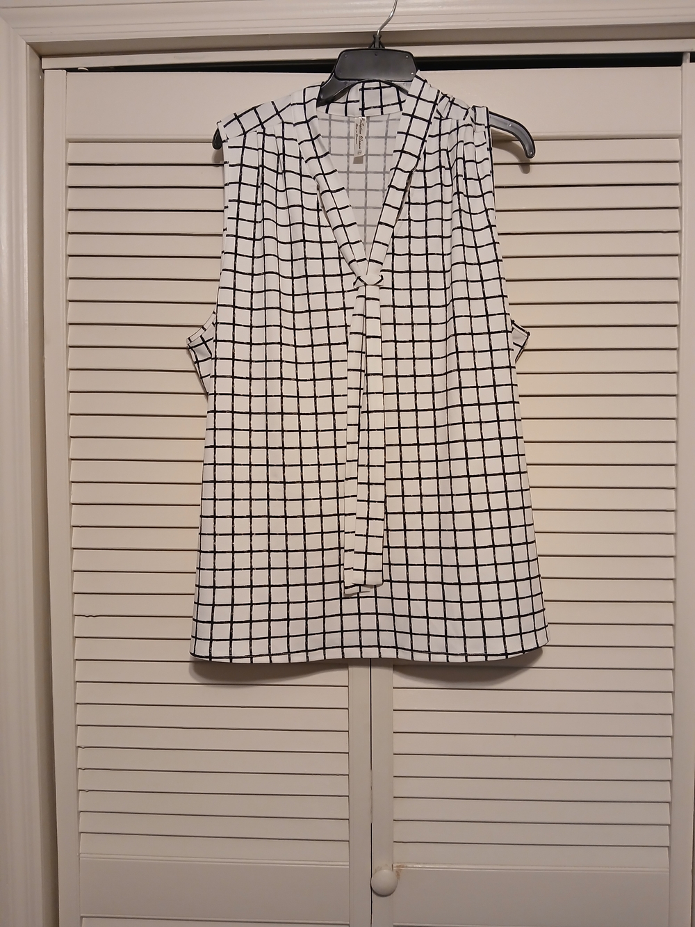 PerSeption Woman White and Black Grid Tie-Neck Sleeveless Top